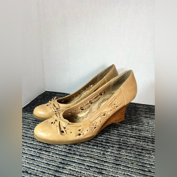 Tan Wedges- Size: 10 - Picture 1 of 8